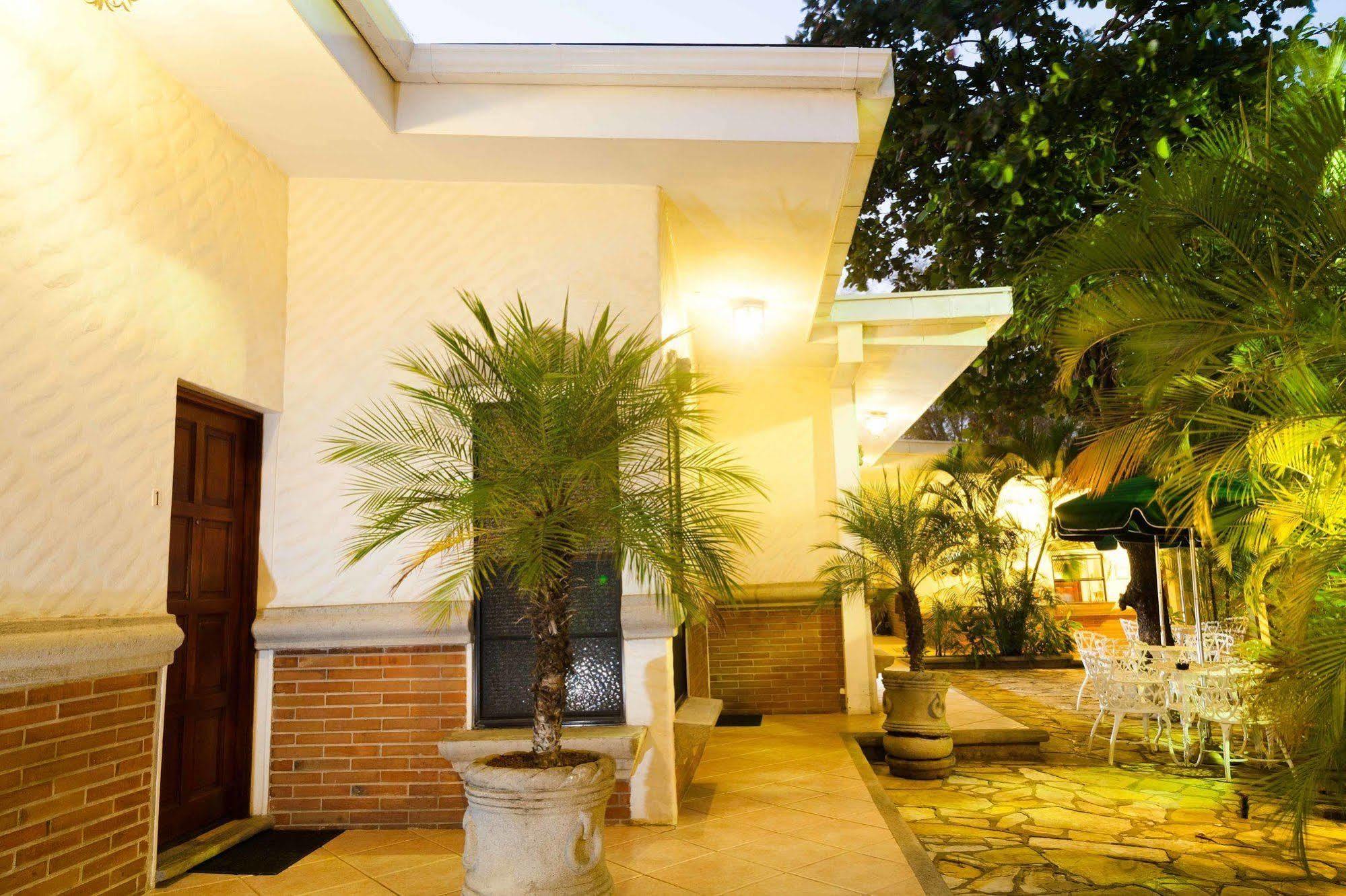 Hotel El Almendro Манагуа Екстериор снимка