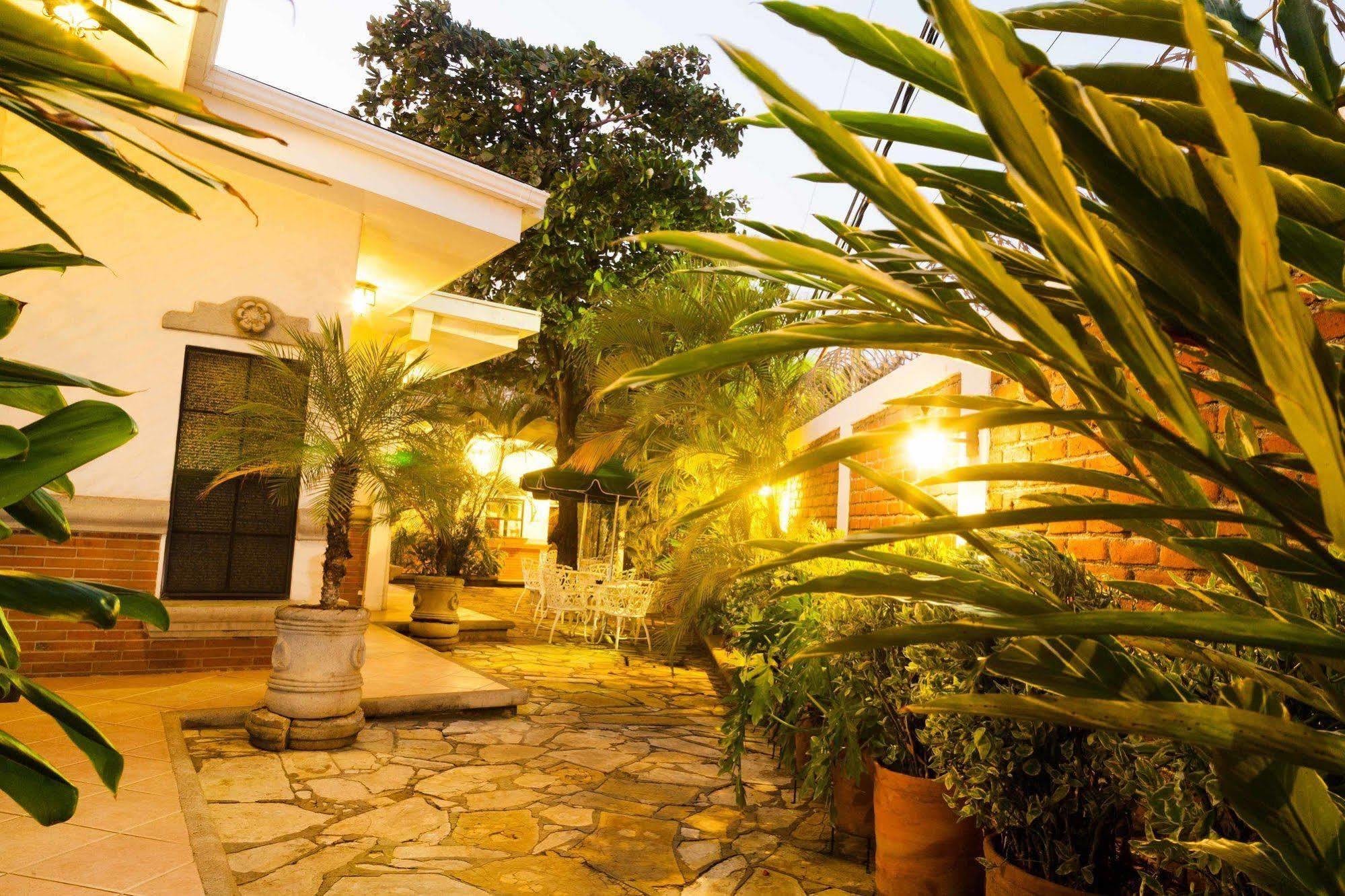 Hotel El Almendro Манагуа Екстериор снимка