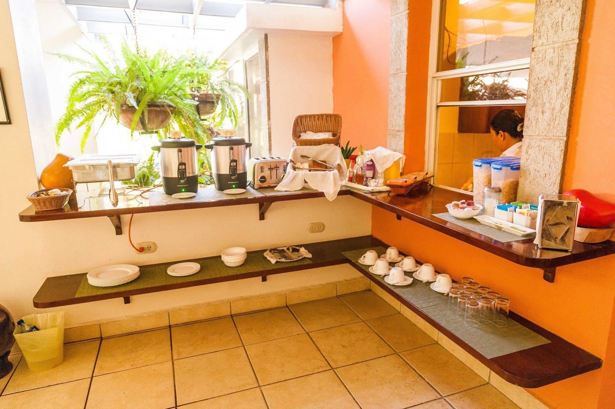 Hotel El Almendro Манагуа Екстериор снимка
